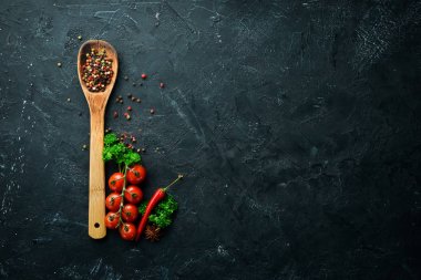 Renkli biber bezelye, baharat ve otlar. Üst te. Metniniz için boş alan.