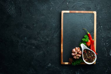 Renkli biber bezelye, baharat ve otlar. Üst te. Metniniz için boş alan.