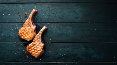 Baharat ve otlar ile kemik barbekü domuz biftek. Üst te. Metniniz için boş alan.