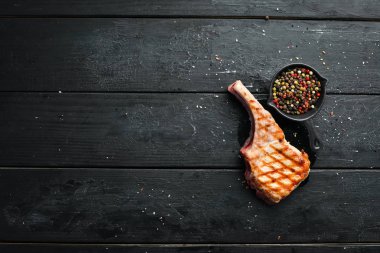 Baharat ve otlar ile kemik barbekü domuz biftek. Üst te. Metniniz için boş alan.