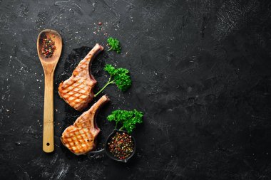 Baharat ve otlar ile kemik barbekü domuz biftek. Üst te. Metniniz için boş alan.