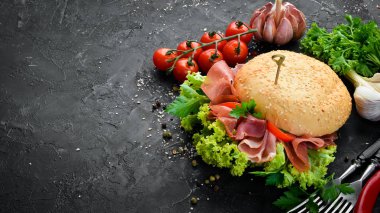 Eski ahşap arka plan prosciutto ile Burger. Kahvaltı. En iyi görünüm Metniniz için boş alan.