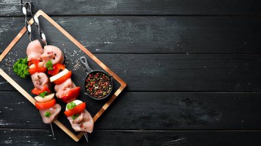 Sebze ve baharatile çiğ tavuk şiş kebap. Üst te. Metniniz için boş alan. Rustik stil.