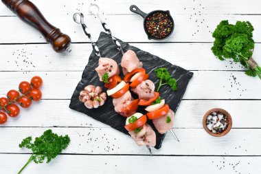 Sebze ve baharatile çiğ tavuk şiş kebap. Üst te. Metniniz için boş alan. Rustik stil.