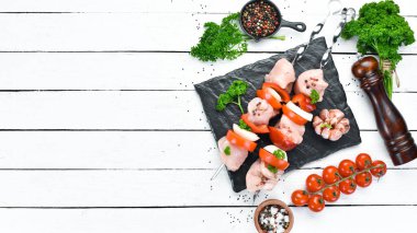 Sebze ve baharatile çiğ tavuk şiş kebap. Üst te. Metniniz için boş alan. Rustik stil.