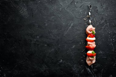 Sebze ve baharatile çiğ tavuk şiş kebap. Üst te. Metniniz için boş alan. Rustik stil.