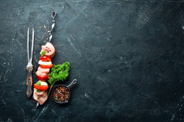 Sebze ve baharatile çiğ tavuk şiş kebap. Üst te. Metniniz için boş alan. Rustik stil.