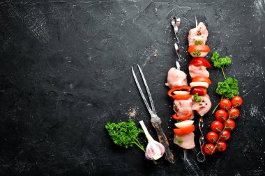 Sebze ve baharatile çiğ tavuk şiş kebap. Üst te. Metniniz için boş alan. Rustik stil.