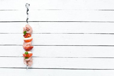 Sebze ve baharatile çiğ tavuk şiş kebap. Üst te. Metniniz için boş alan. Rustik stil.