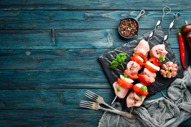 Sebze ve baharatile çiğ tavuk şiş kebap. Üst te. Metniniz için boş alan. Rustik stil.