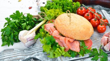 Somon, domates ve soğanlı burger. Kahvaltı. Üst te. Metniniz için boş alan.