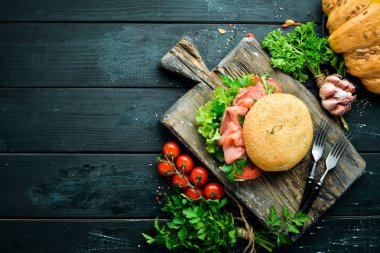 Somon, domates ve soğanlı burger. Kahvaltı. Üst te. Metniniz için boş alan.