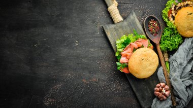 Somon, domates ve soğanlı burger. Kahvaltı. Üst te. Metniniz için boş alan.