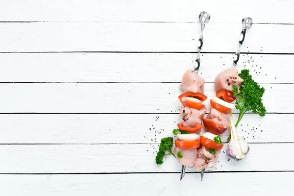 Nyers Csirke Shish Kebab Zöldségek Fűszerek Felülnézet Szabad Hely Szövegnek — Stock Fotó