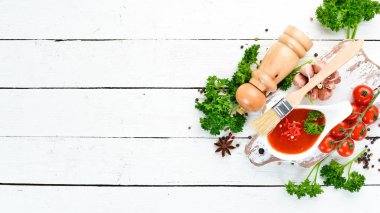 Barbekü sosu. Domates, baharat ve otlar. Üst te. Metniniz için boş alan.