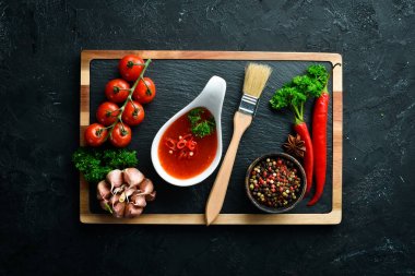 Barbekü sosu. Domates, baharat ve otlar. Üst te. Metniniz için boş alan.