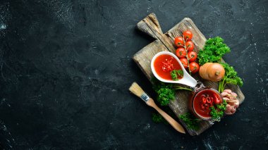 Barbekü sosu. Domates, baharat ve otlar. Üst te. Metniniz için boş alan.