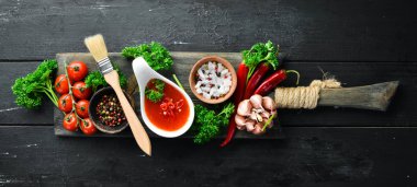 Barbekü sosu. Domates, baharat ve otlar. Üst te. Metniniz için boş alan.