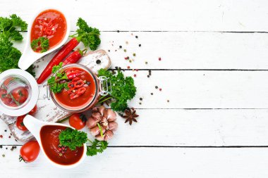 Ketçap, barbekü sosu, domates sosu. Beyaz ahşap arka plan üzerinde domates sosları bir dizi. Üst te. Metniniz için boş alan.