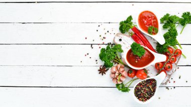 Ketçap, barbekü sosu, domates sosu. Beyaz ahşap arka plan üzerinde domates sosları bir dizi. Üst te. Metniniz için boş alan.
