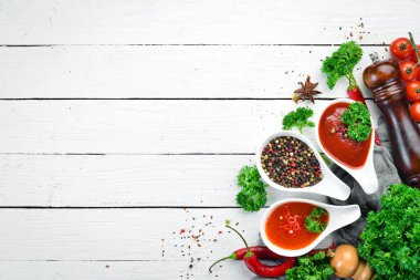 Ketçap, barbekü sosu, domates sosu. Beyaz ahşap arka plan üzerinde domates sosları bir dizi. Üst te. Metniniz için boş alan.