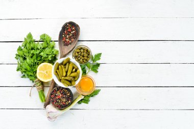 Tartar sosu. Kapari, salatalık, maydanoz, limon ve yumurtadan sos yapma