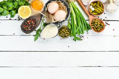 Tartar sosu. Kapari, salatalık, maydanoz, limon ve yumurtadan sos yapma