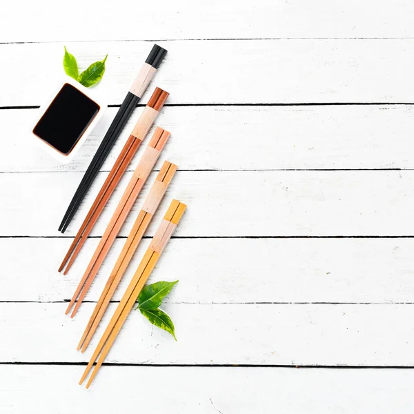 木製の箸と醤油 アジア料理のための棒のセット 最上階だテキストの空き領域 — ストック写真