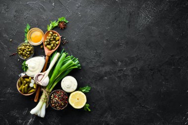 Tartar sosu. Kapari, salatalık, maydanoz, limon ve yumurtadan sos yapmak. Üst te. metniniz için boş alan.