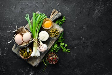 Tartar sosu. Kapari, salatalık, maydanoz, limon ve yumurtadan sos yapmak. Üst te. metniniz için boş alan.