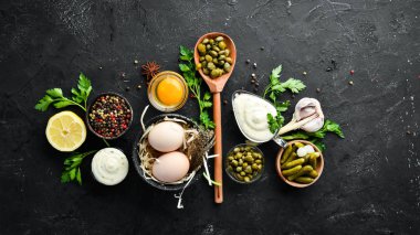 Tartar sosu. Kapari, salatalık, maydanoz, limon ve yumurtadan sos yapmak. Üst te. metniniz için boş alan.