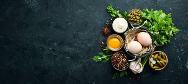 Tartar sosu. Kapari, salatalık, maydanoz, limon ve yumurtadan sos yapmak. Üst te. metniniz için boş alan.