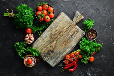 Siyah taş arka plan üzerinde domates sosları bir dizi. Ketçap, barbekü sosu, domates sosu. Üst te. Metniniz için boş alan.