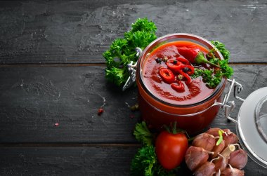 Taze domates ve biber sosu. Domates, biber, baharat ve otlar. Üst te. Metniniz için boş alan.