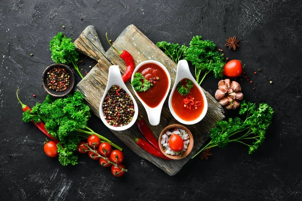 Conjunto Salsas Tomate Sobre Fondo Piedra Negra Ketchup Salsa Barbacoa —  Fotos de Stock