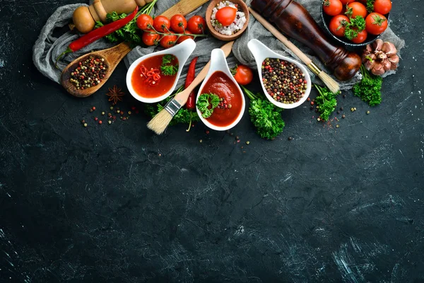 Una Serie Salse Pomodoro Fondo Pietra Nera Ketchup Salsa Barbecue — Foto Stock