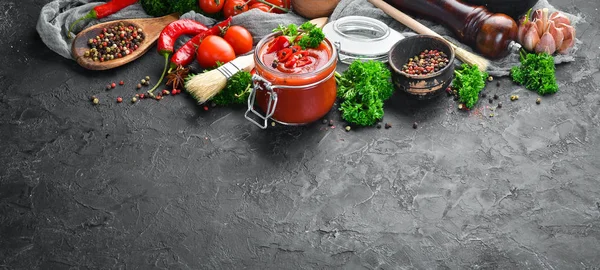 Sås Färska Tomater Och Chilipeppar Tomater Chilipeppar Kryddor Och Örter — Stockfoto