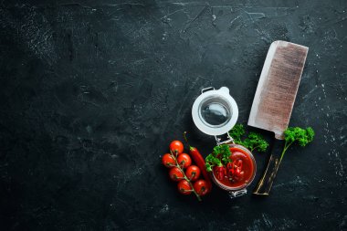 Taze domates ve biber sosu. Domates, biber, baharat ve otlar. Üst te. Metniniz için boş alan.