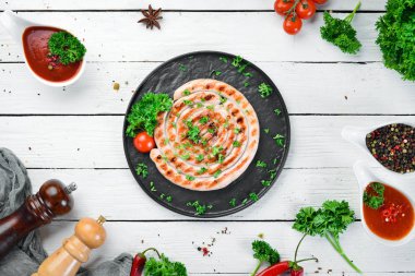 Baharat ve otlar ile ızgara sosis. Bbq Top görünümü. Metniniz için boş alan.