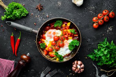 Bir tavada domates ve sebze ile Shakshuka Yumurta. Kahvaltı. Üst te. Metniniz için boş alan.