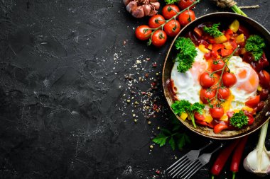 Bir tavada domates ve sebze ile Shakshuka Yumurta. Kahvaltı. Üst te. Metniniz için boş alan.