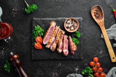 Baharat ve Otlar ile Dilimlenmiş Izgara Biftek. Üst te. Metniniz için boş alan.