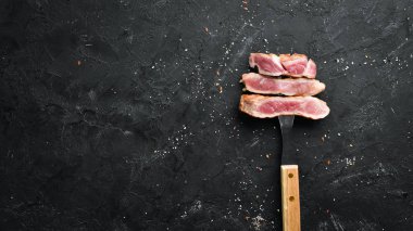 Bir çatal üzerinde domuz Eti ızgara biftek, baharat ve otlar ile doğranmış. Üst te. Metniniz için boş alan.