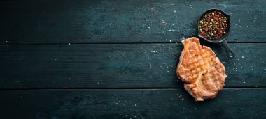 Baharat ve otlar ile ızgara domuz biftek. Üst te. Metniniz için boş alan.