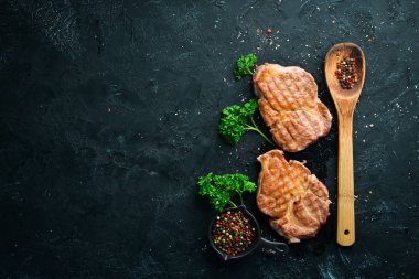 Baharat ve otlar ile ızgara domuz biftek. Üst te. Metniniz için boş alan.