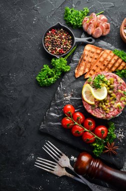 Çiğ yumurta sarısı, avokado, kapari ve soğan ile Sığır biftek tartar. Fransız mutfağı. Üst te. Metniniz için boş alan.