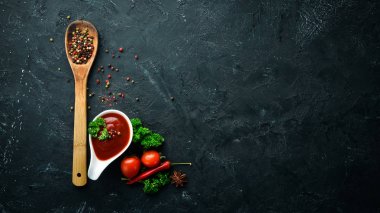 Ketçap sosu. Domates, baharat ve otlar. Üst te. Metniniz için boş alan.