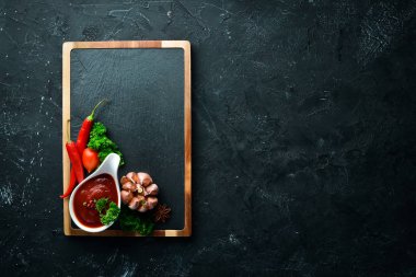 Ketçap sosu. Domates, baharat ve otlar. Üst te. Metniniz için boş alan.