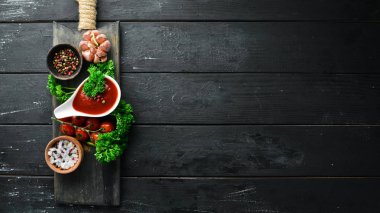 Ketçap sosu. Domates, baharat ve otlar. Üst te. Metniniz için boş alan.