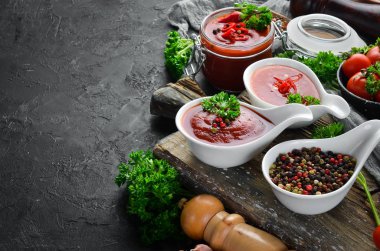 Ketçap sosu. Domates, baharat ve otlar. Üst te. Metniniz için boş alan.